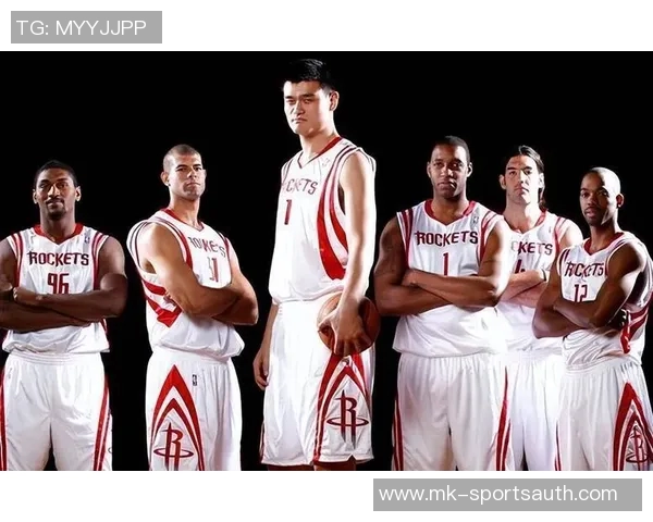 姚明与休斯敦城市风光合影留念展现篮球巨星的亲和力与地方情怀