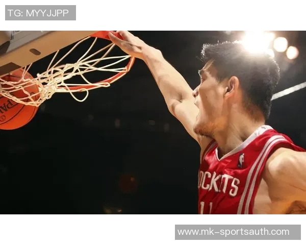 姚明在赛场上展现惊人弹跳力疯狂扣篮引发全场欢呼与热烈掌声