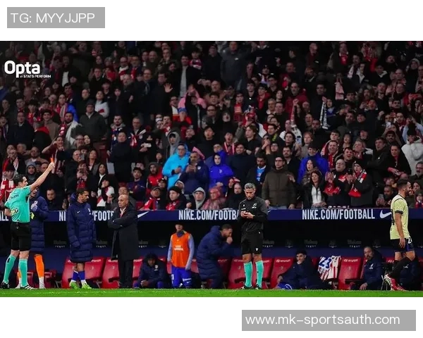 足总杯激战曼联险胜巴萨红牌争议引发全场热议与欢呼